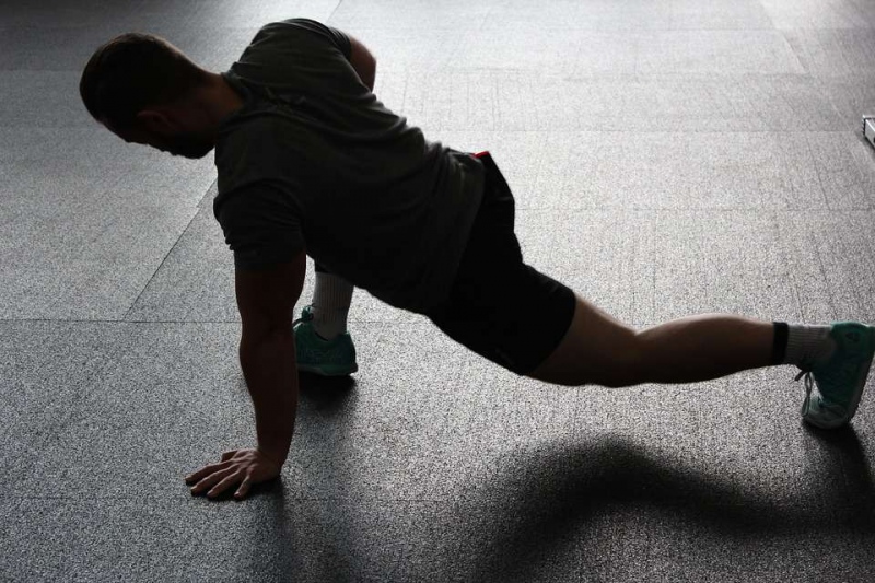 运动过后的拉伸动作运动后怎么放松身体